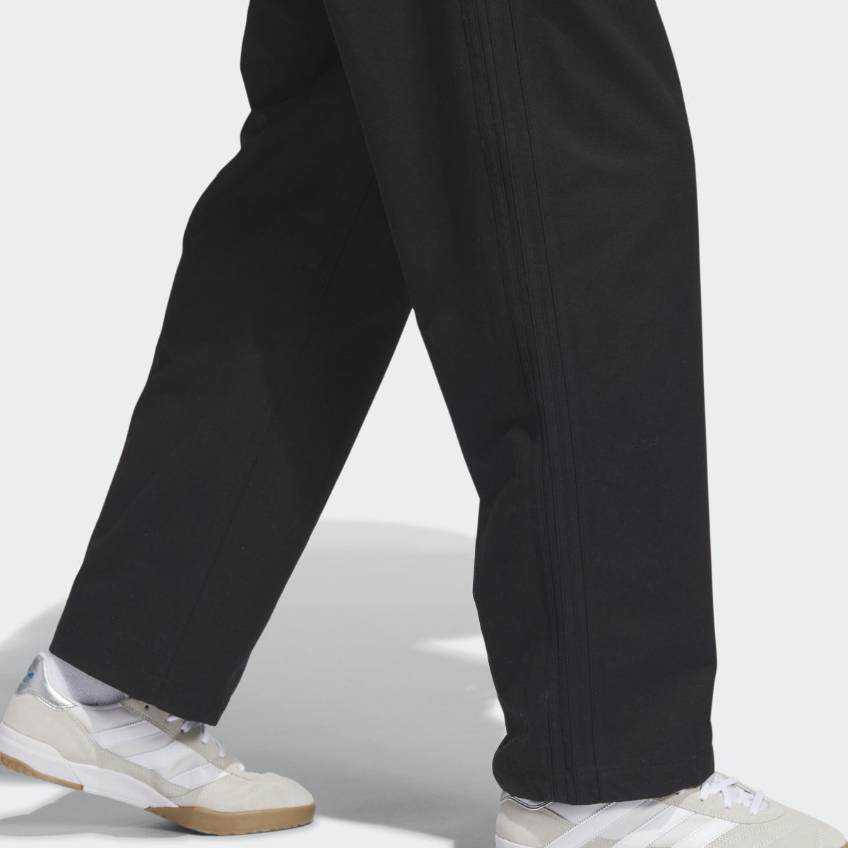 Adidas Pantaloni 3-Stripes Skate Chino. 8