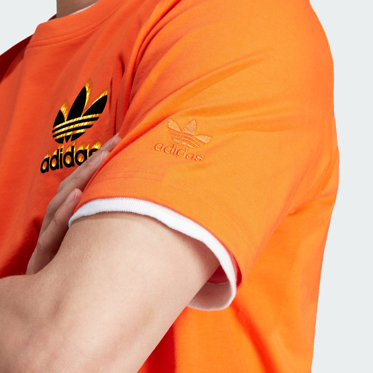 Adidas Graphics Fire Trefoil Tişört. 7