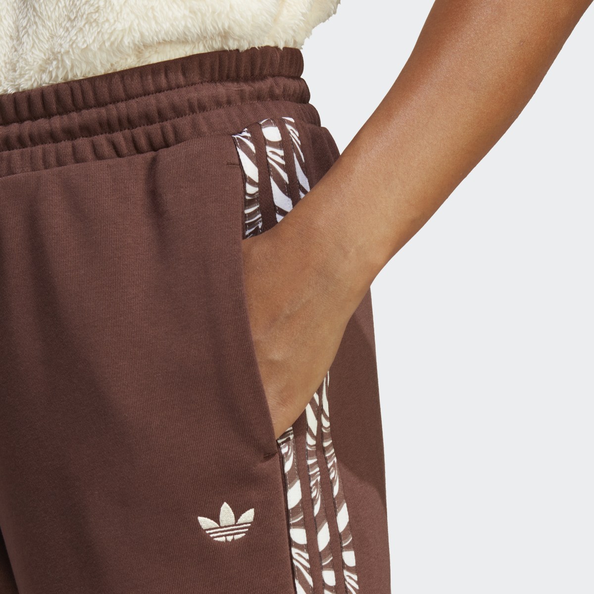 Adidas Pantalon de survêtement avec imprimé animal abstrait. 5