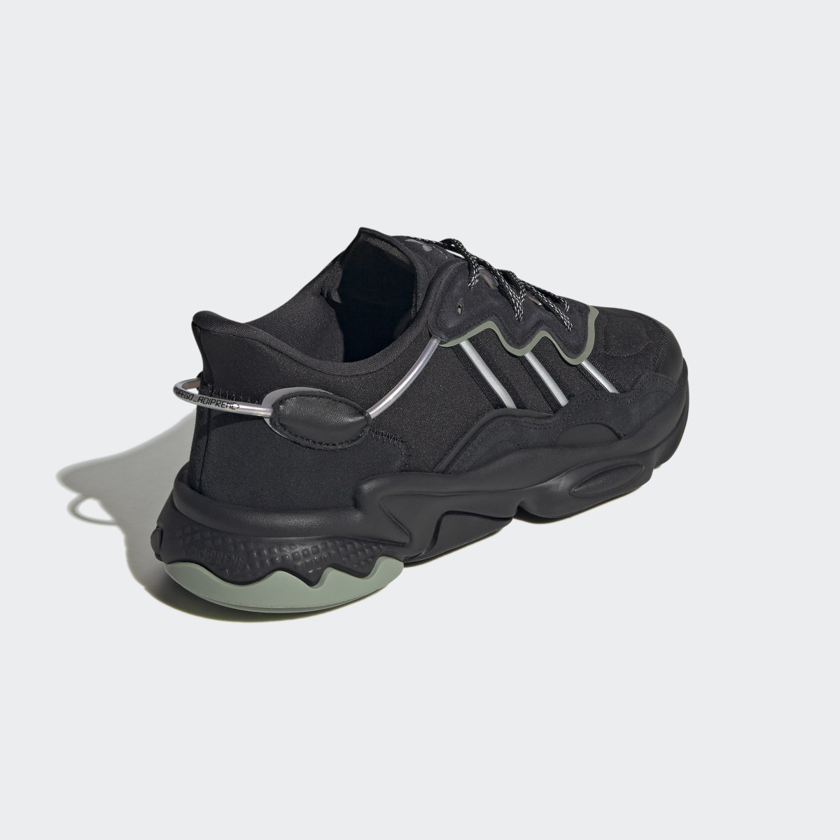 Adidas Chaussure OZWEEGO. 9