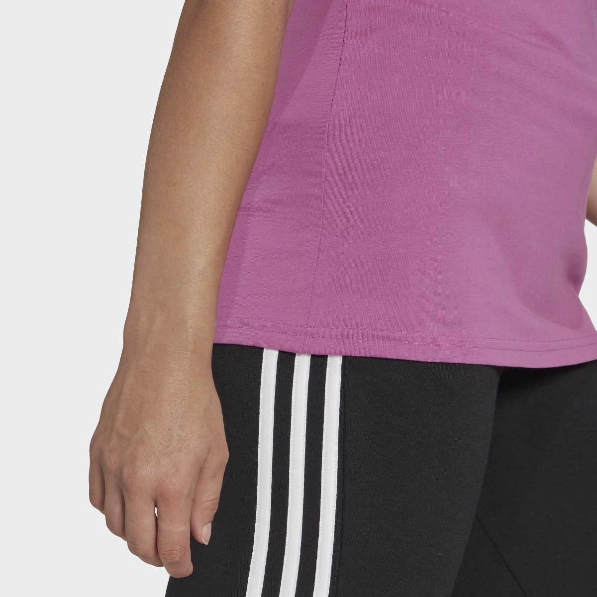 Adidas Camiseta LOUNGEWEAR Essentials Logo. 7