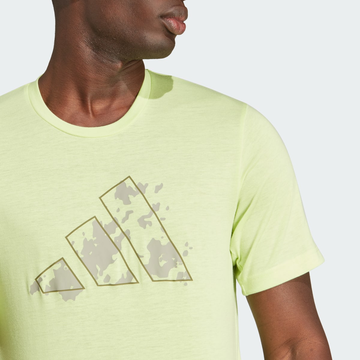 Adidas Playera de entrenamiento Essentials Seasonal Graphic Tee. 6