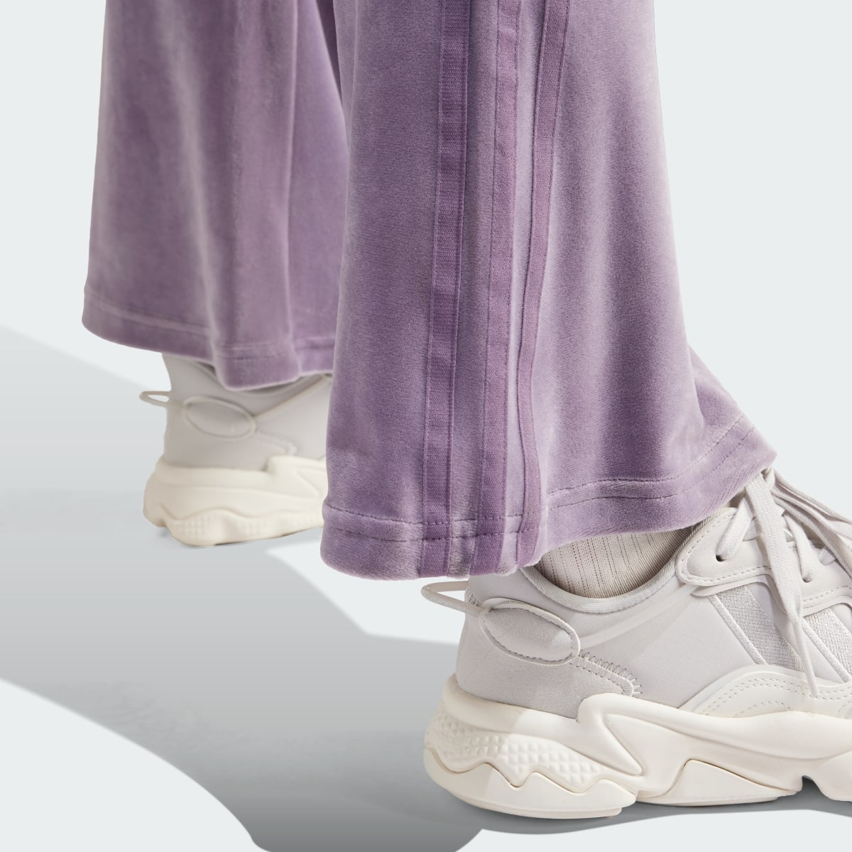 Adidas Pants con Pierna Acampanada de Terciopelo Arrugado. 4