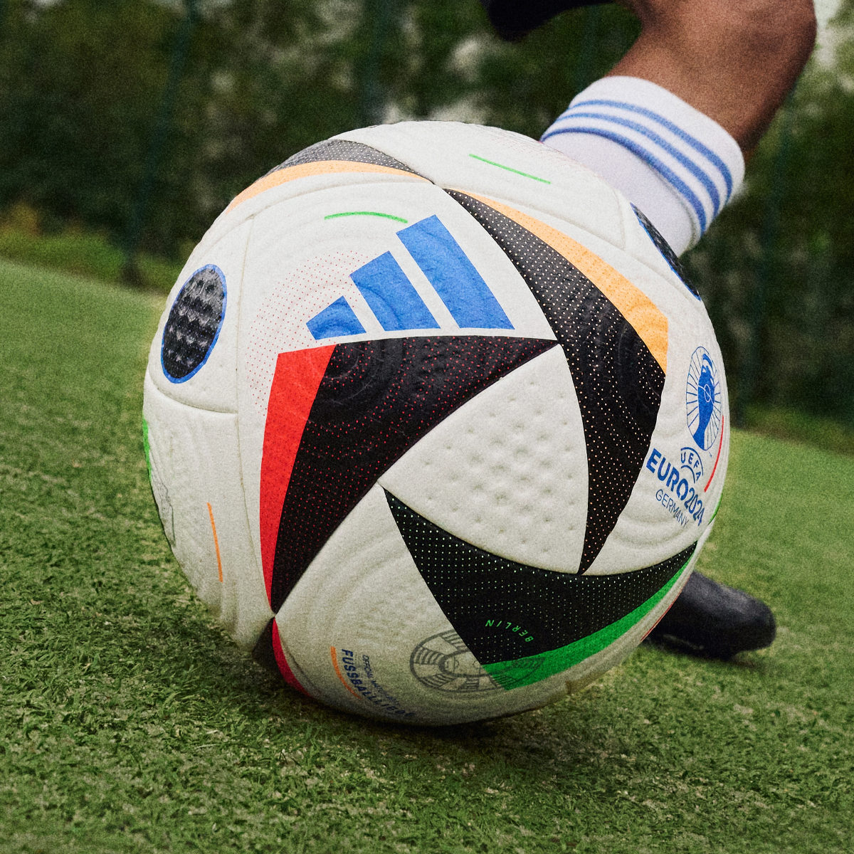 Adidas Fussballliebe Pro Ball. 8