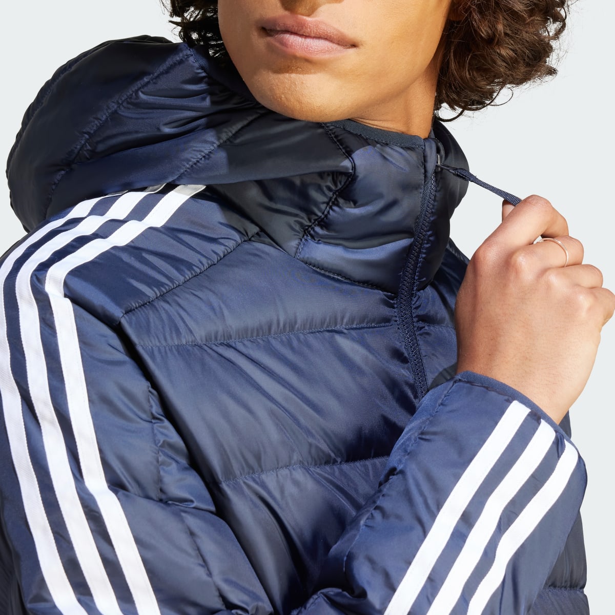 Adidas Essentials 3-Streifen Light Hooded Daunenparka. 6