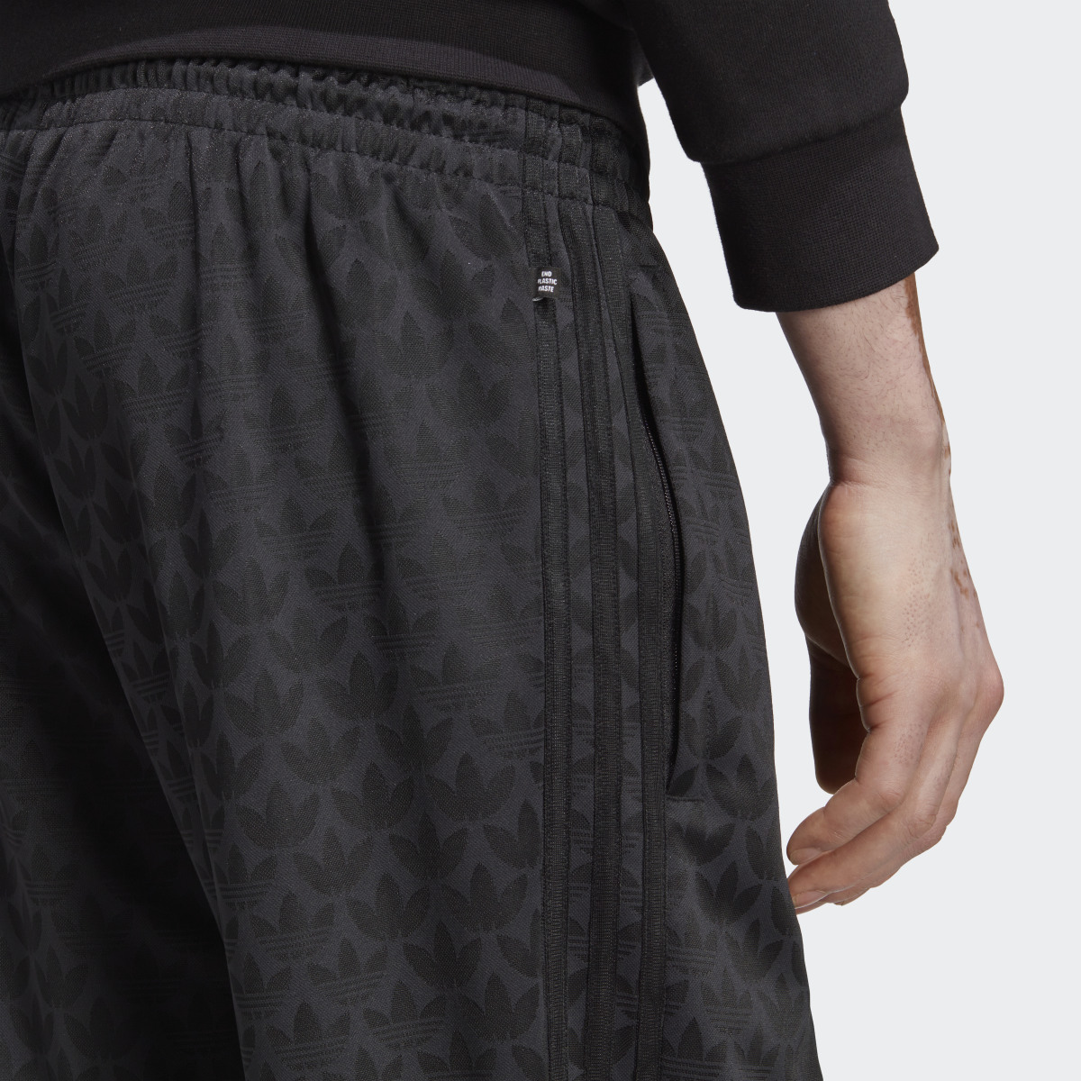Adidas Pantalon de survêtement à motif monogramme. 6