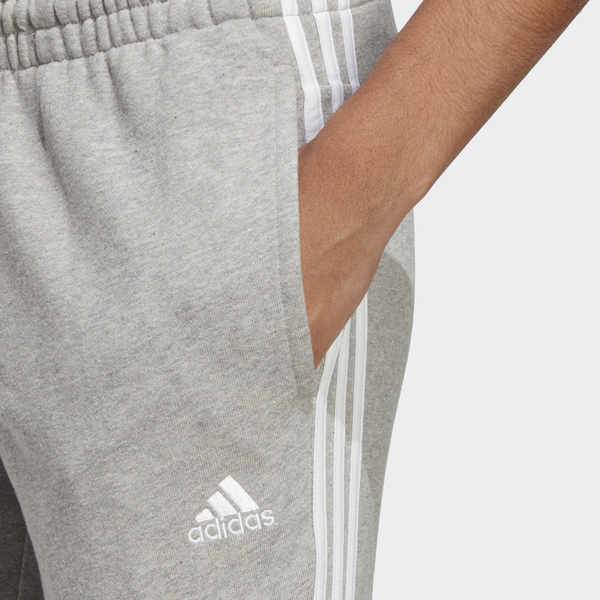 Adidas Pantaloni Essentials 3-Stripes French Terry Cuffed. 5