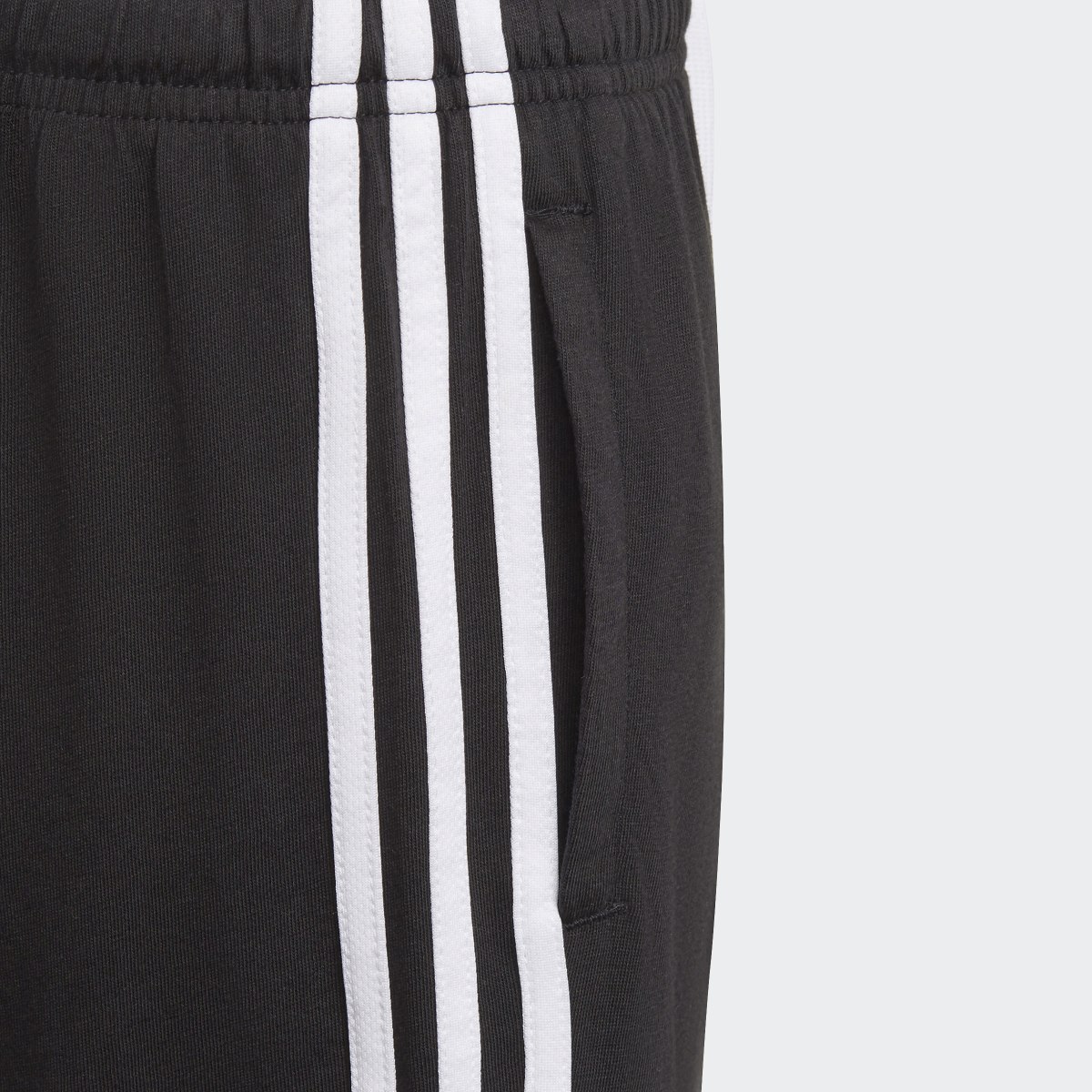 Adidas Essentials 3-Streifen Shorts. 4