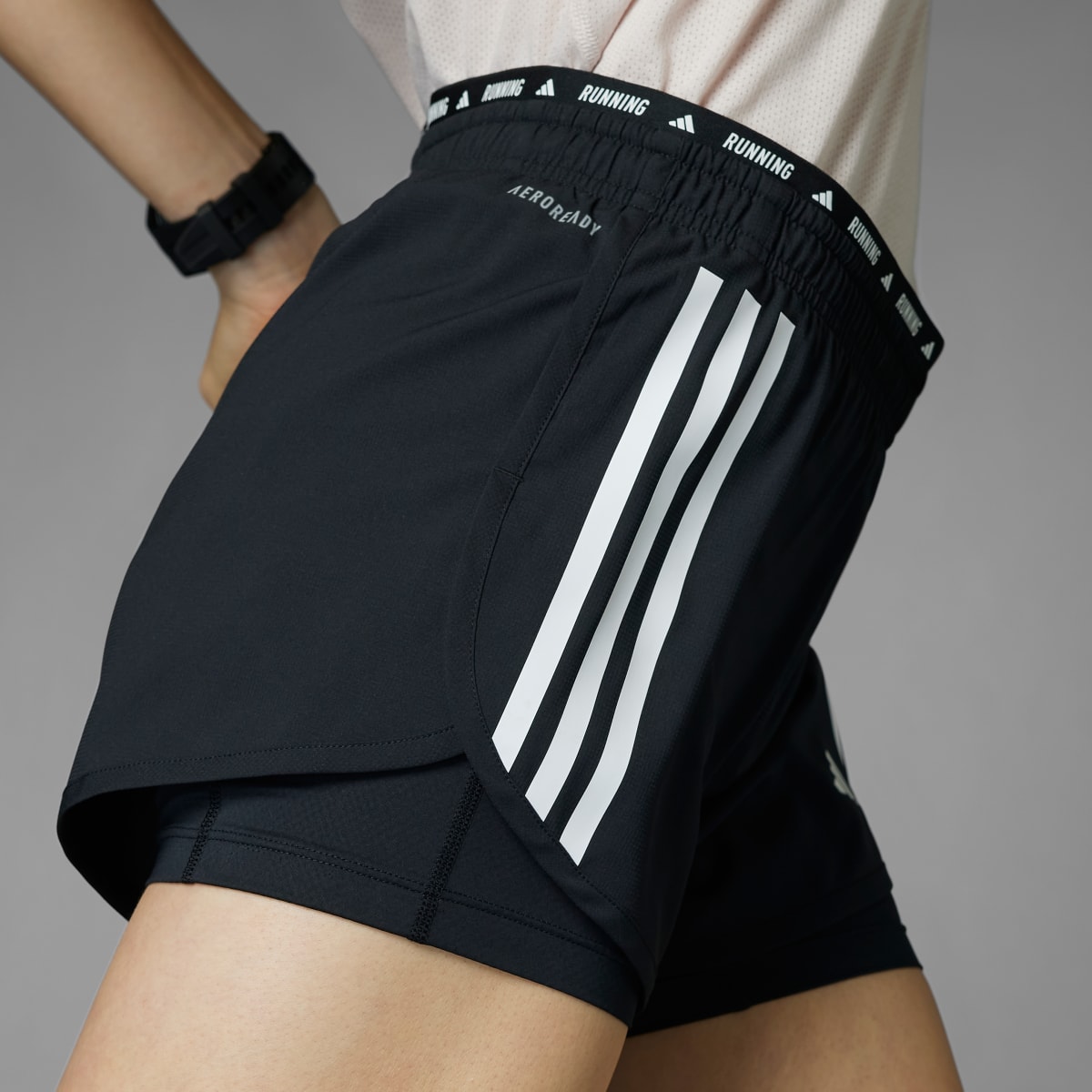 Adidas Own the Run 3-Streifen 2-in-1 Shorts. 7