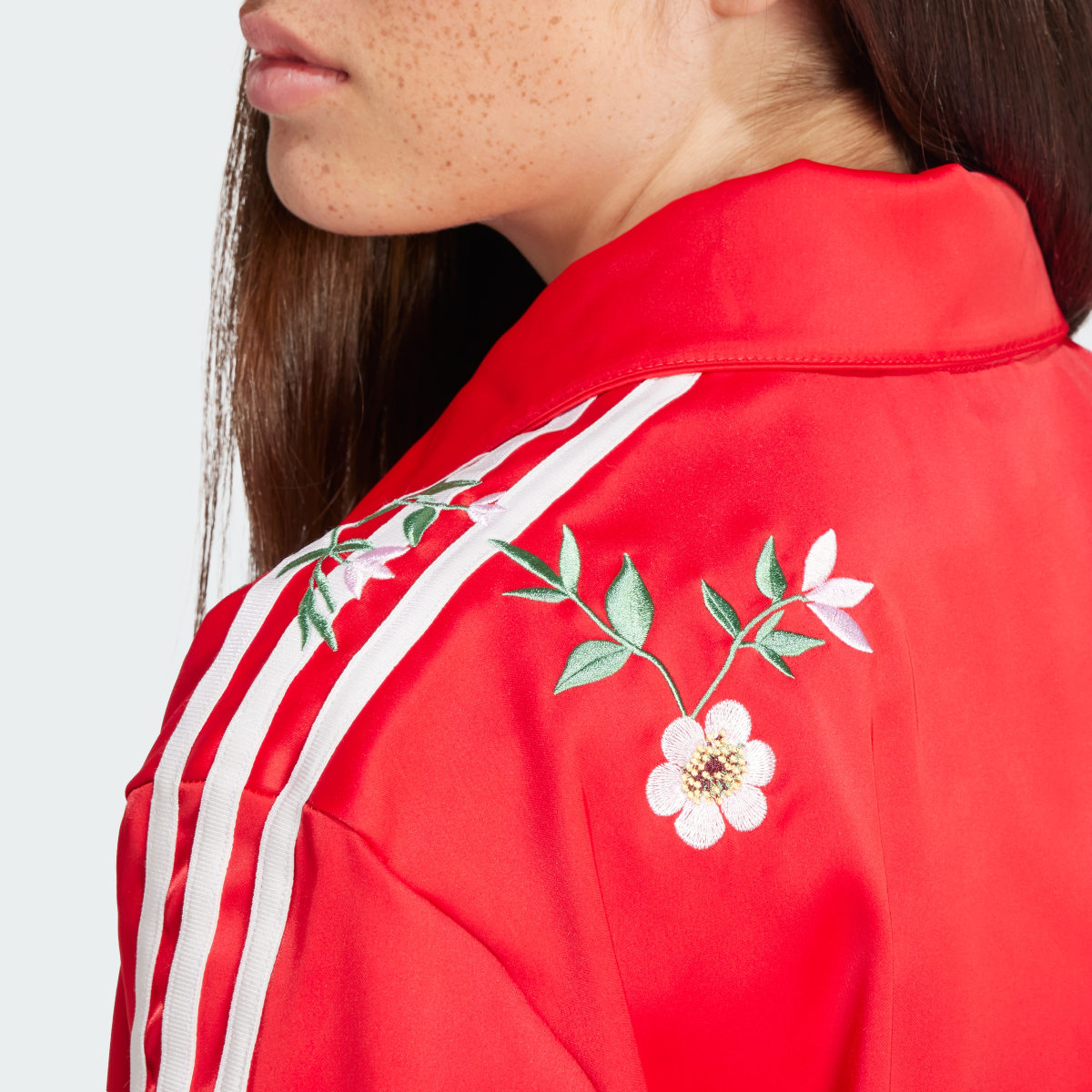 Adidas Chamarra Deportiva Firebird Floral Estampada. 6