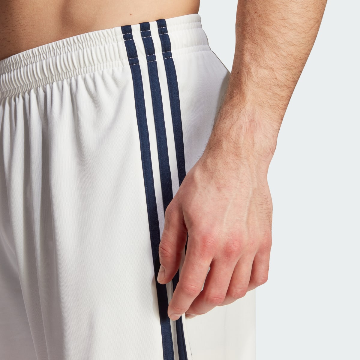 Adidas Ajax 23/24 Auswärtsshorts. 6