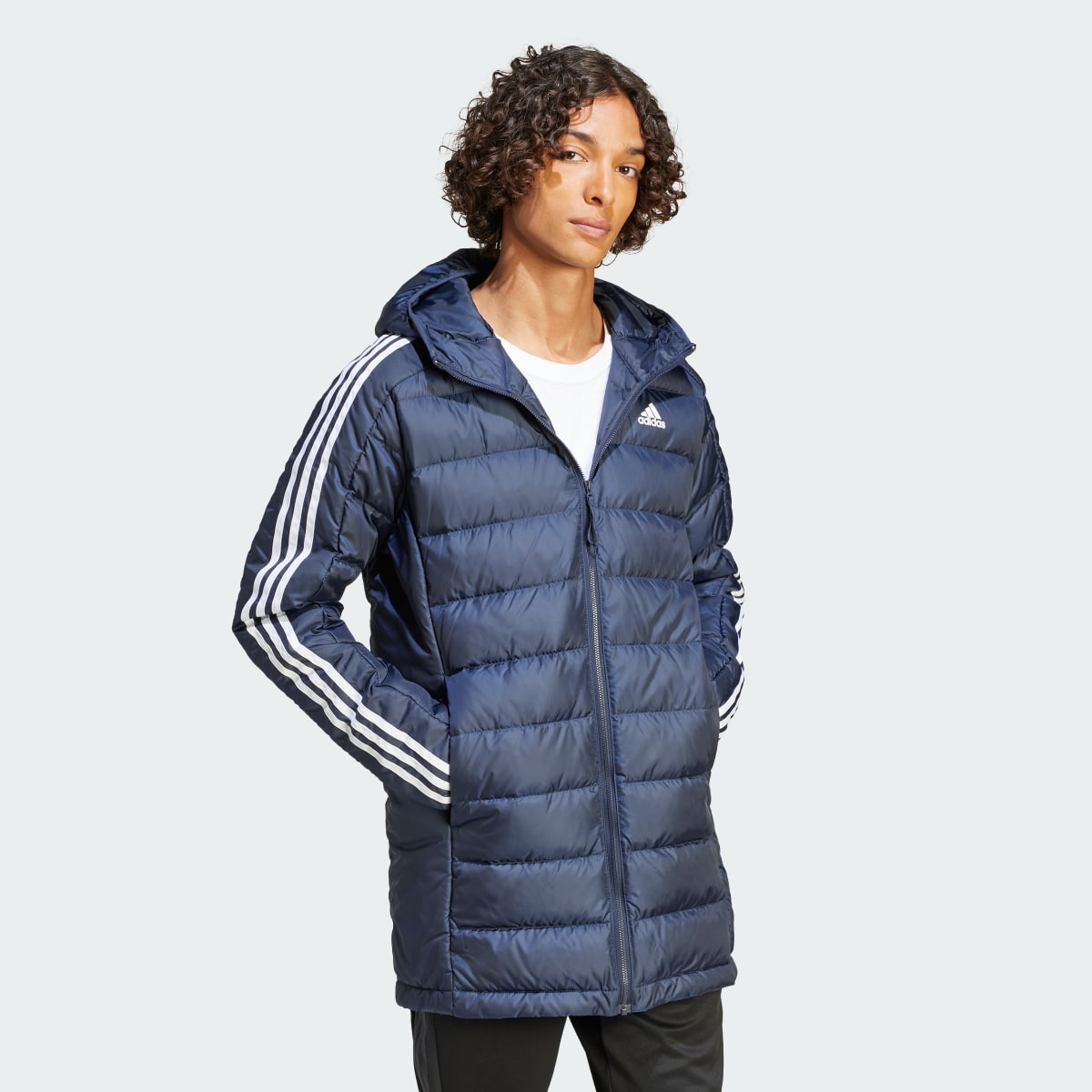 Adidas Essentials 3-Streifen Light Hooded Daunenparka. 4