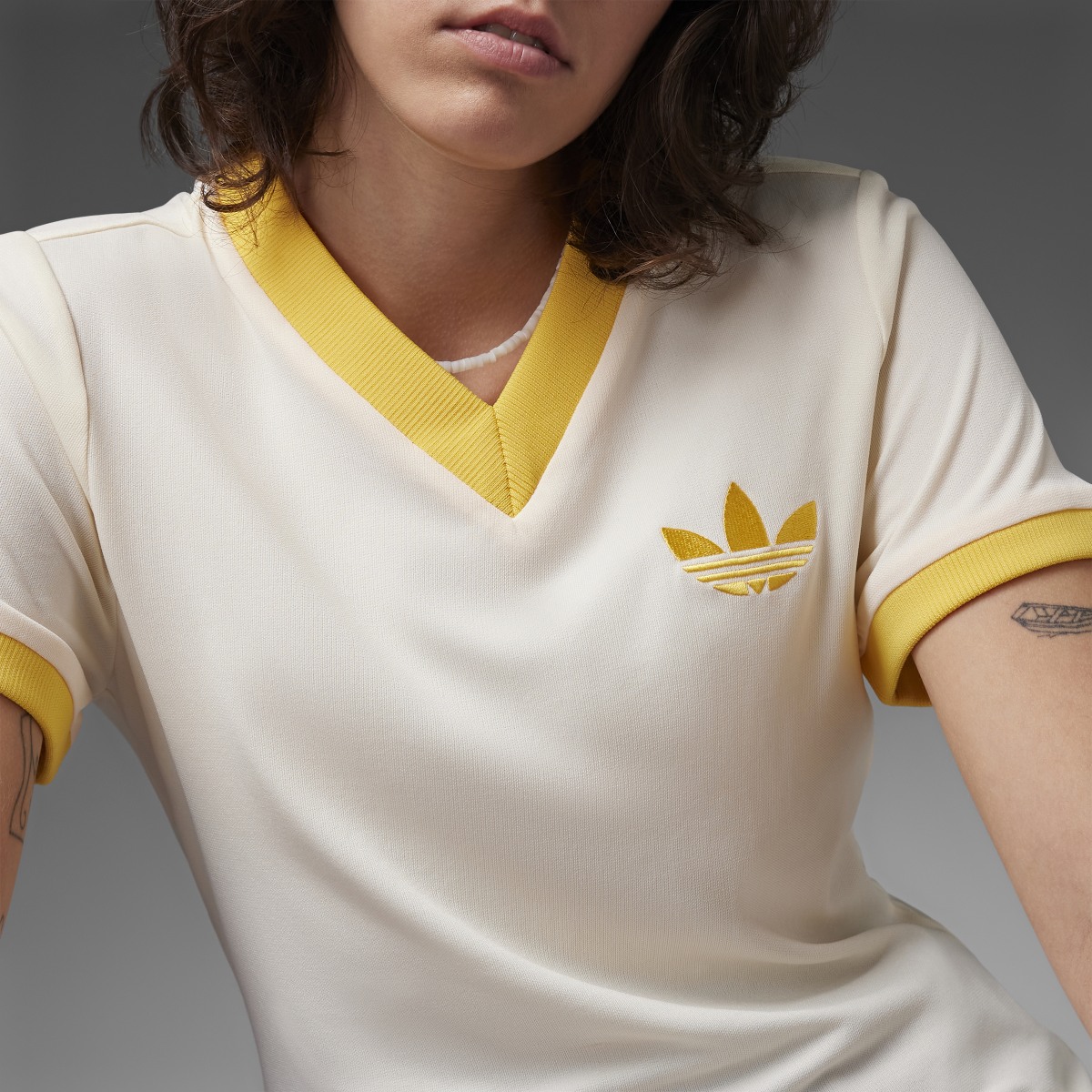 Adidas T-shirt à col en V Adicolor Heritage Now. 8