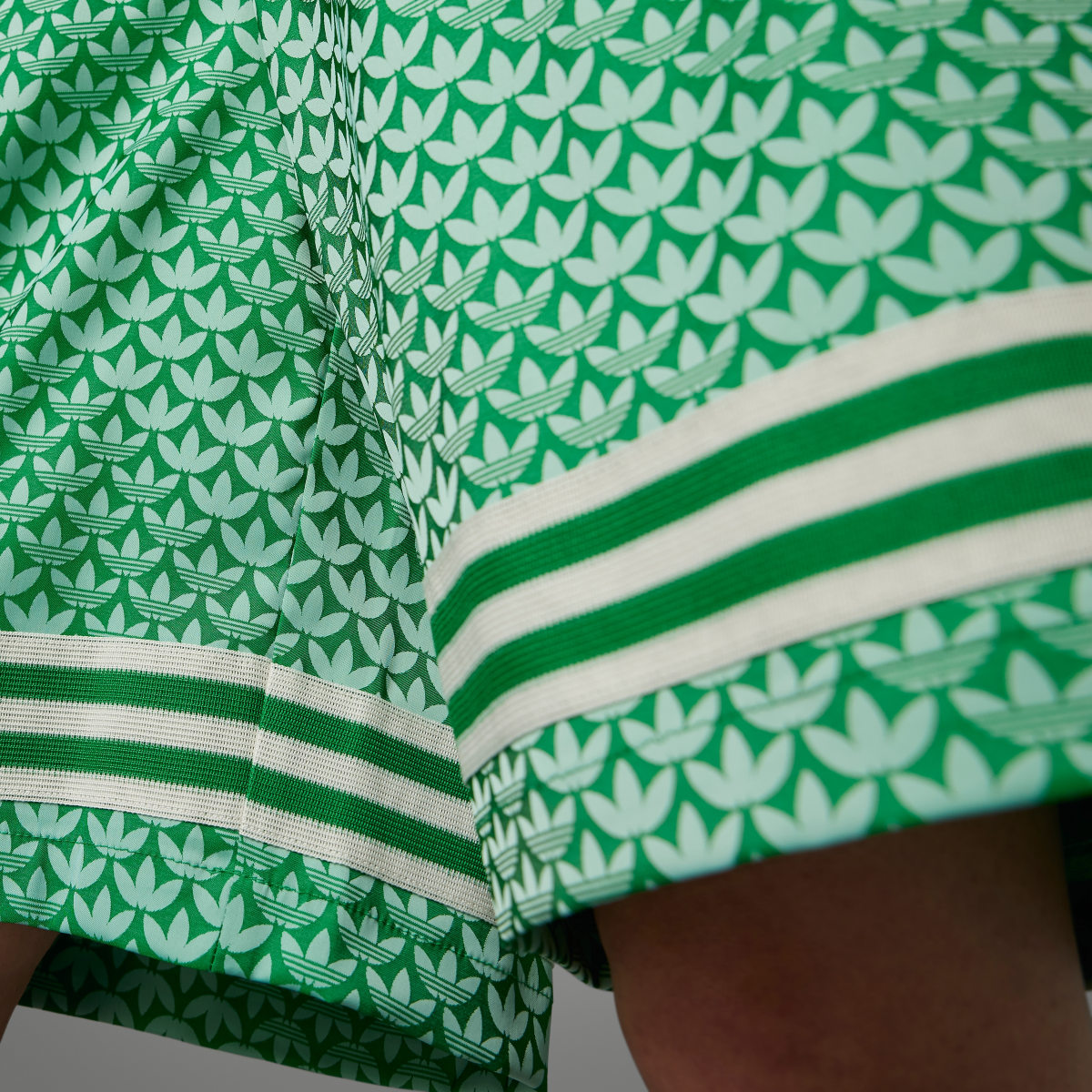 Adidas Pantalón corto Adicolor 70s Satin. 8