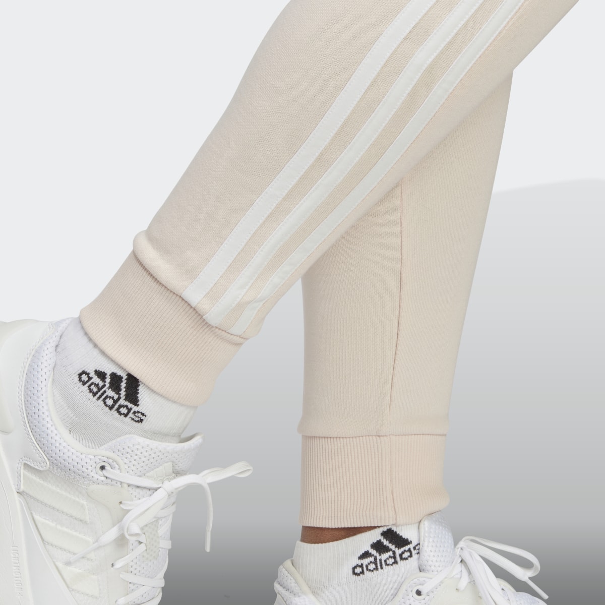 Adidas Pantalon fuselé en molleton à 3 bandes Essentials. 6