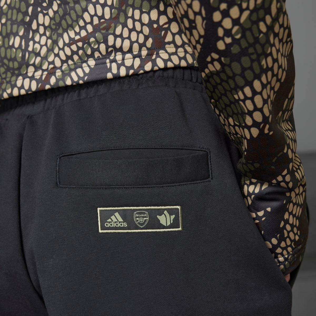 Adidas FC Arsenal x Maharishi Jogginghose. 4