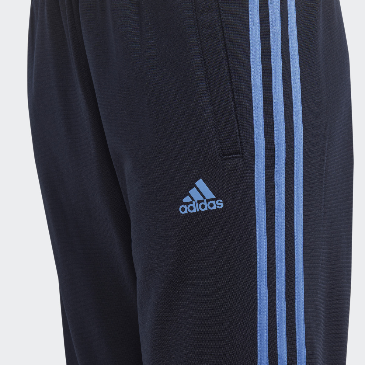 Adidas Conjunto Essentials 3 Franjas. 8