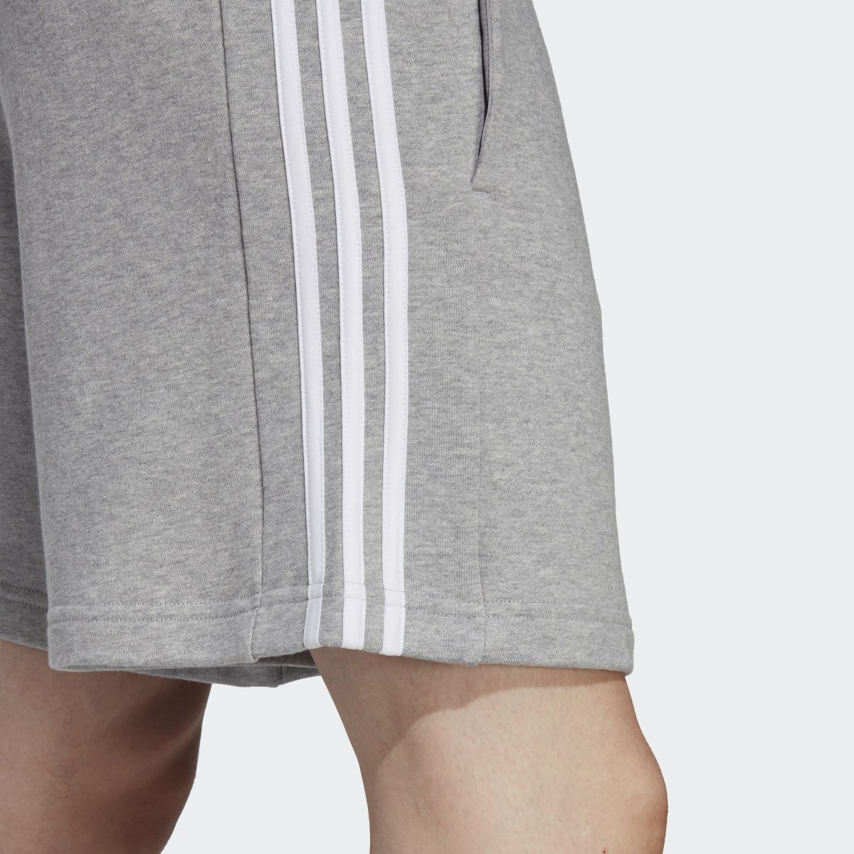 Adidas Shorts Essentials 3 Franjas Tela French Terry. 6