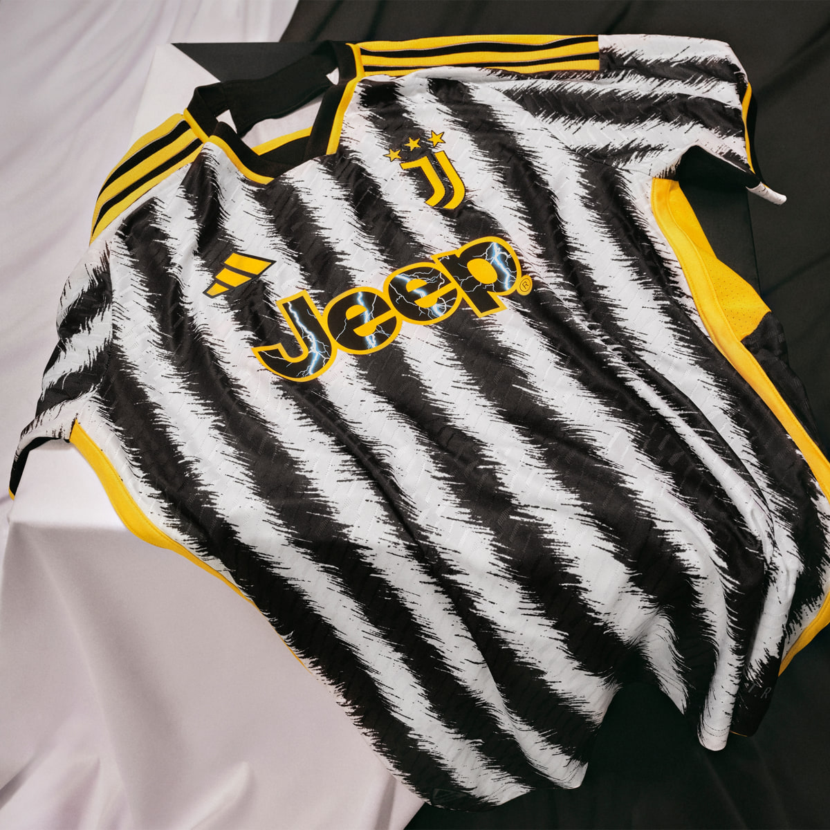 Adidas Juventus Turin 23/24 Heimtrikot Authentic. 15