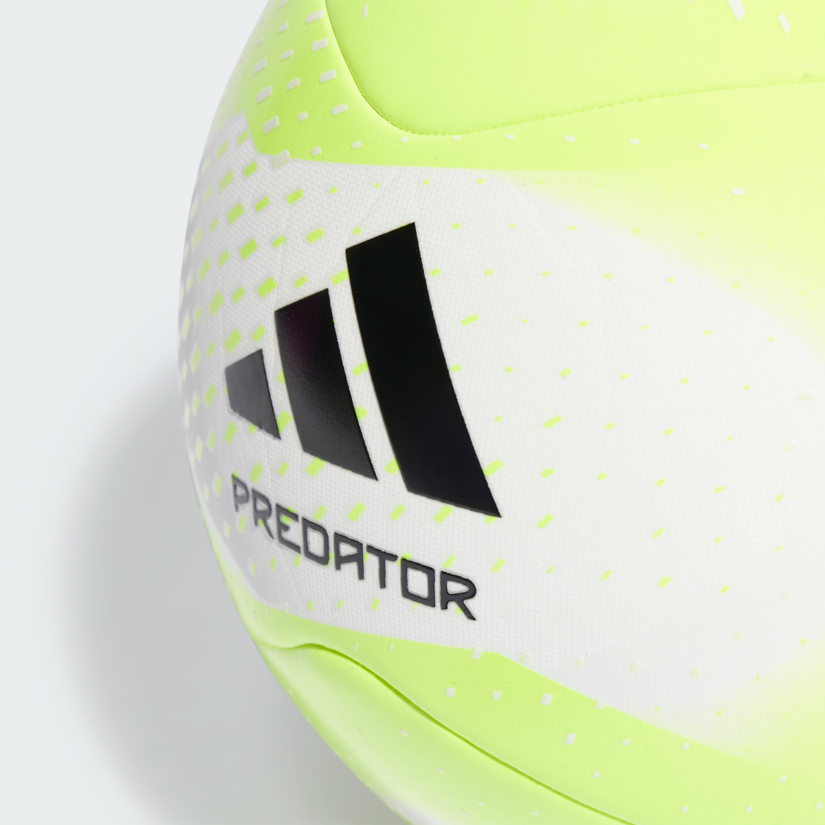 Adidas Ballon d'entraînement Predator. 4