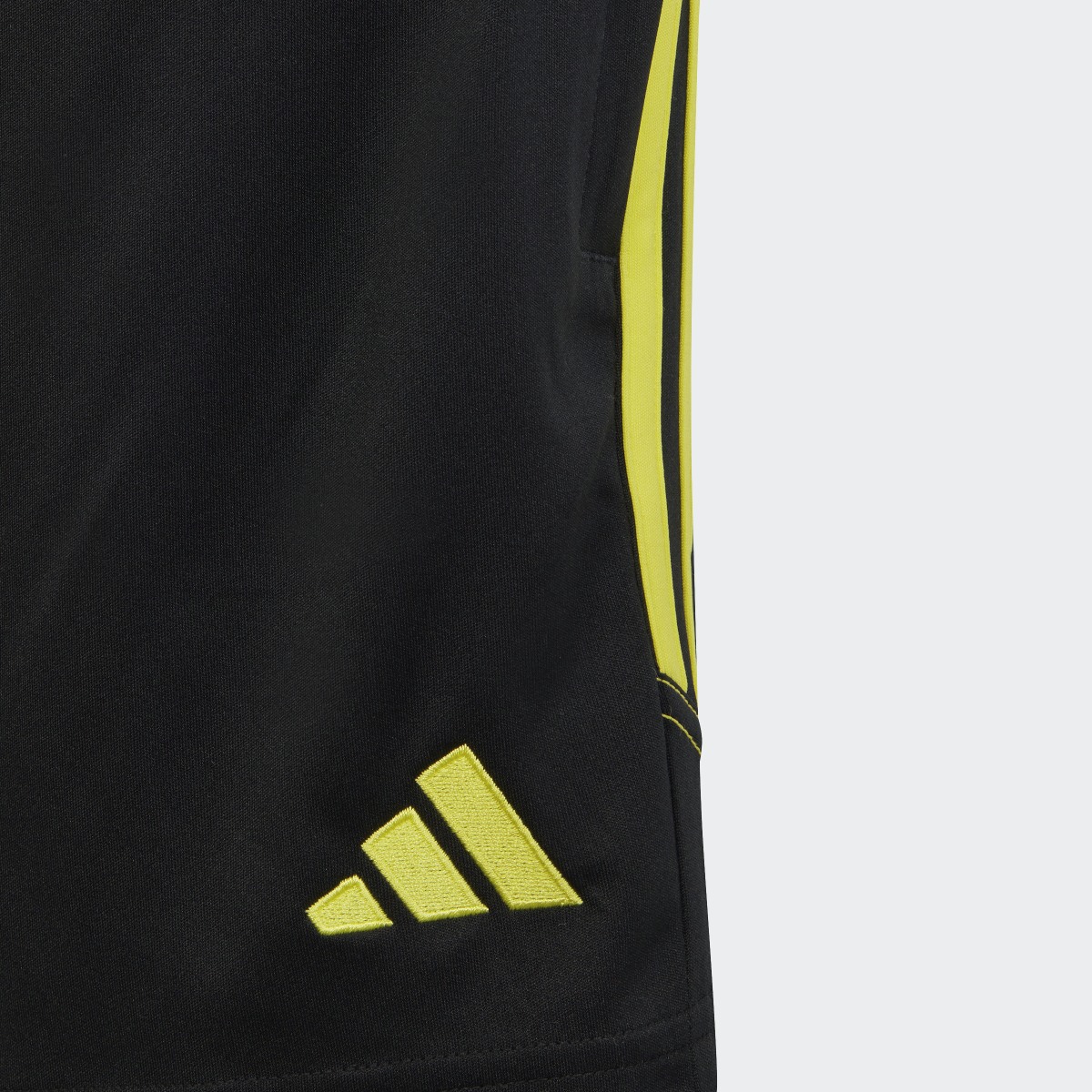 Adidas Shorts de Entrenamiento Tiro 23 Club. 5