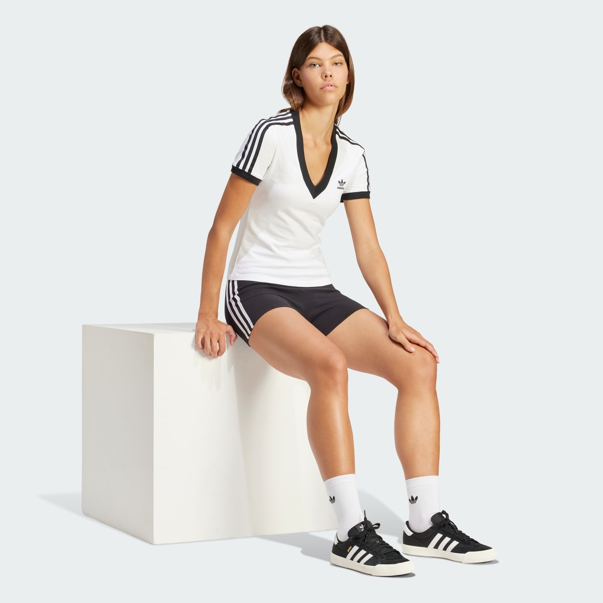 Adidas T-shirt Justa com Gola em V 3-Stripes. 4