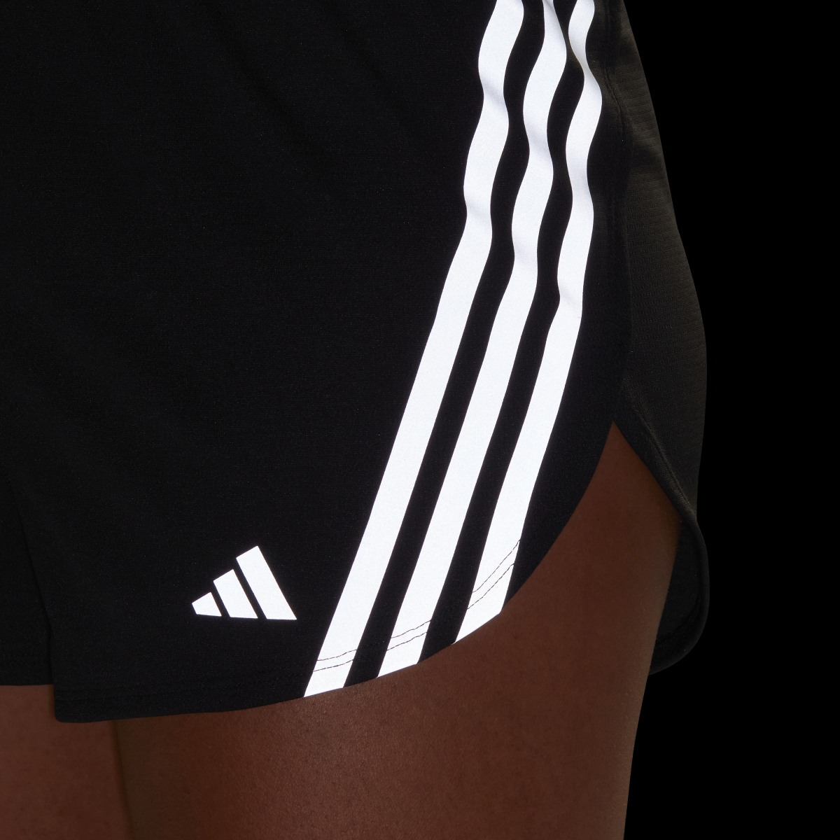 Adidas Run Icons 3-Streifen Low Carbon Running Shorts. 6