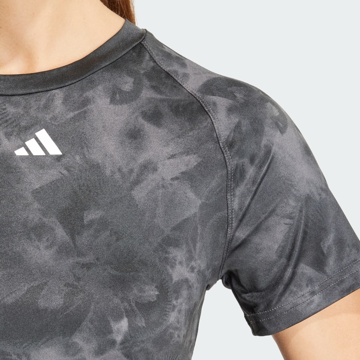 Adidas Camiseta Train Essentials AOP Flower Tie-Dye. 7