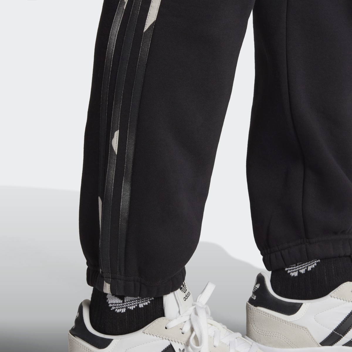 Adidas Pantalon de survêtement graphique à motif camouflage. 6