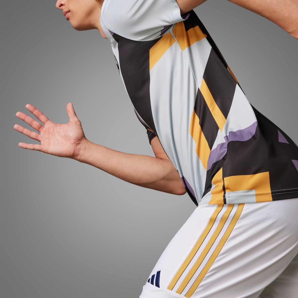 Adidas Camiseta calentamiento Real Madrid. 7