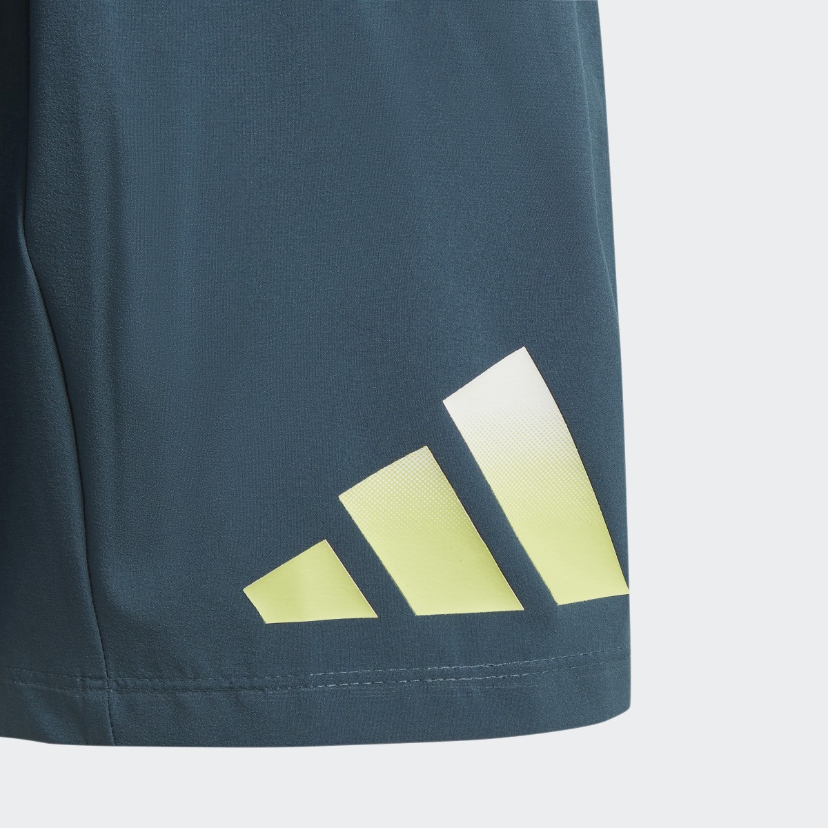 Adidas Short en toile Train Icons AEROREADY Logo. 5