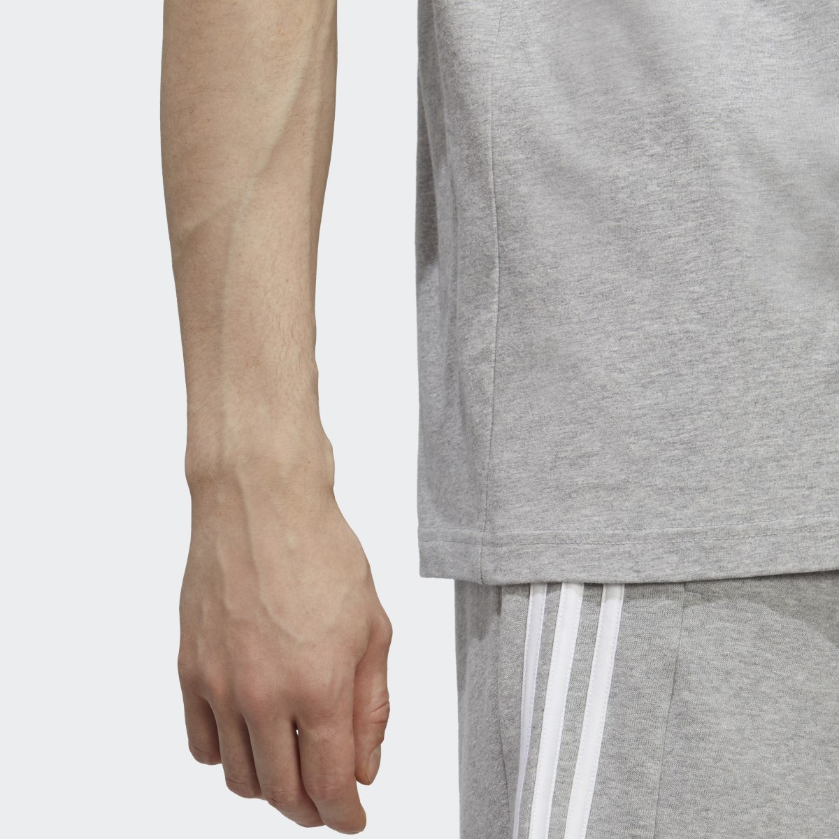 Adidas T-shirt en jersey à petit logo brodé Essentials. 7