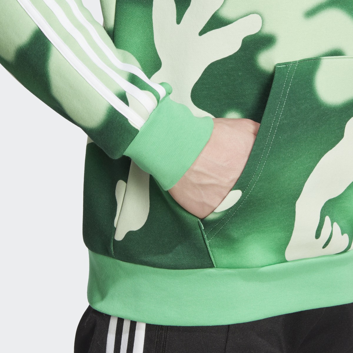 Adidas Sweat-shirt à capuche graphique à imprimé camouflage intégral. 7