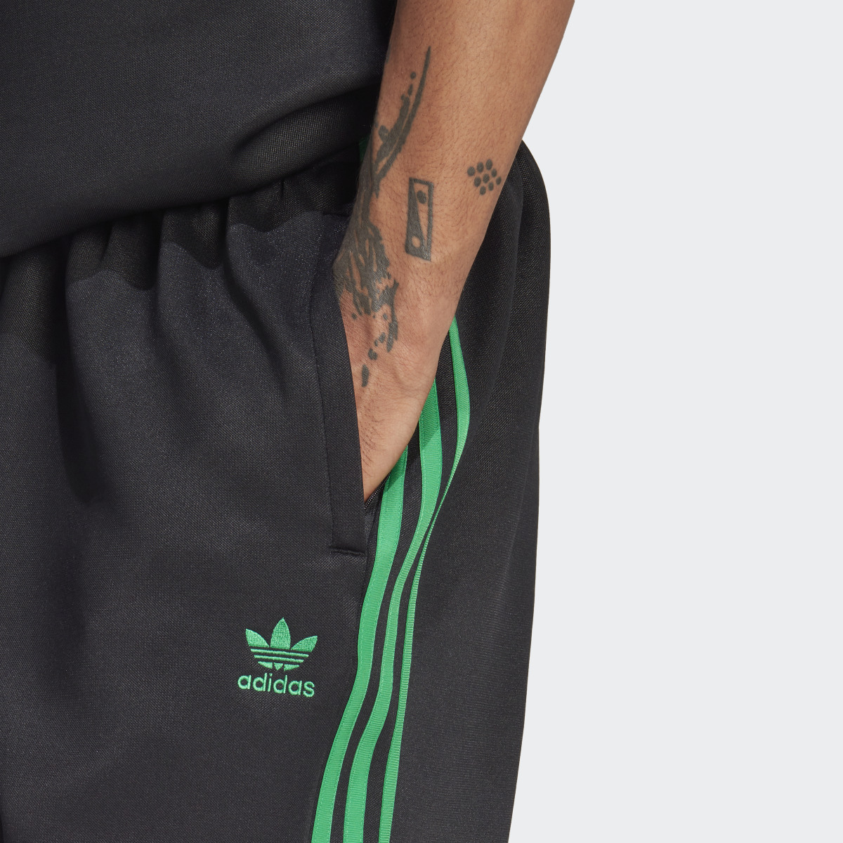 Adidas Adicolor Classics+ Shorts. 5