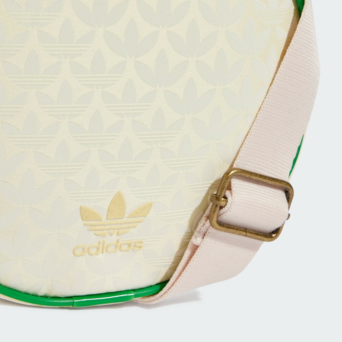 Adidas Bolsa Redonda em Jacquard Trefoil. 5