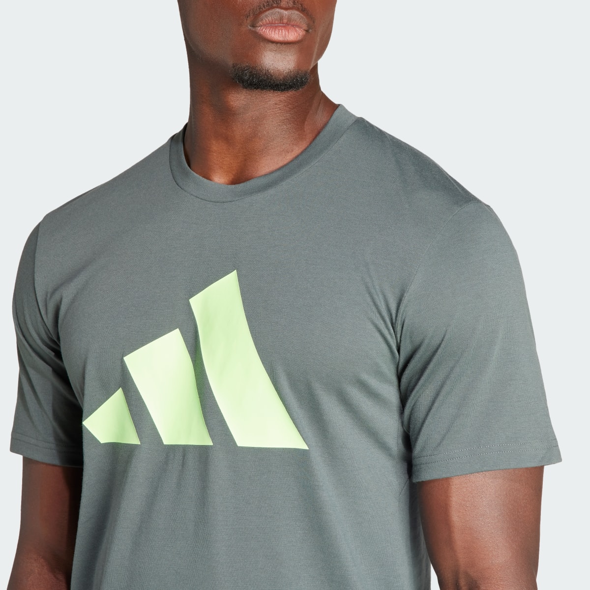 Adidas Playera Deportiva Train Essentials Feelready Logo. 6