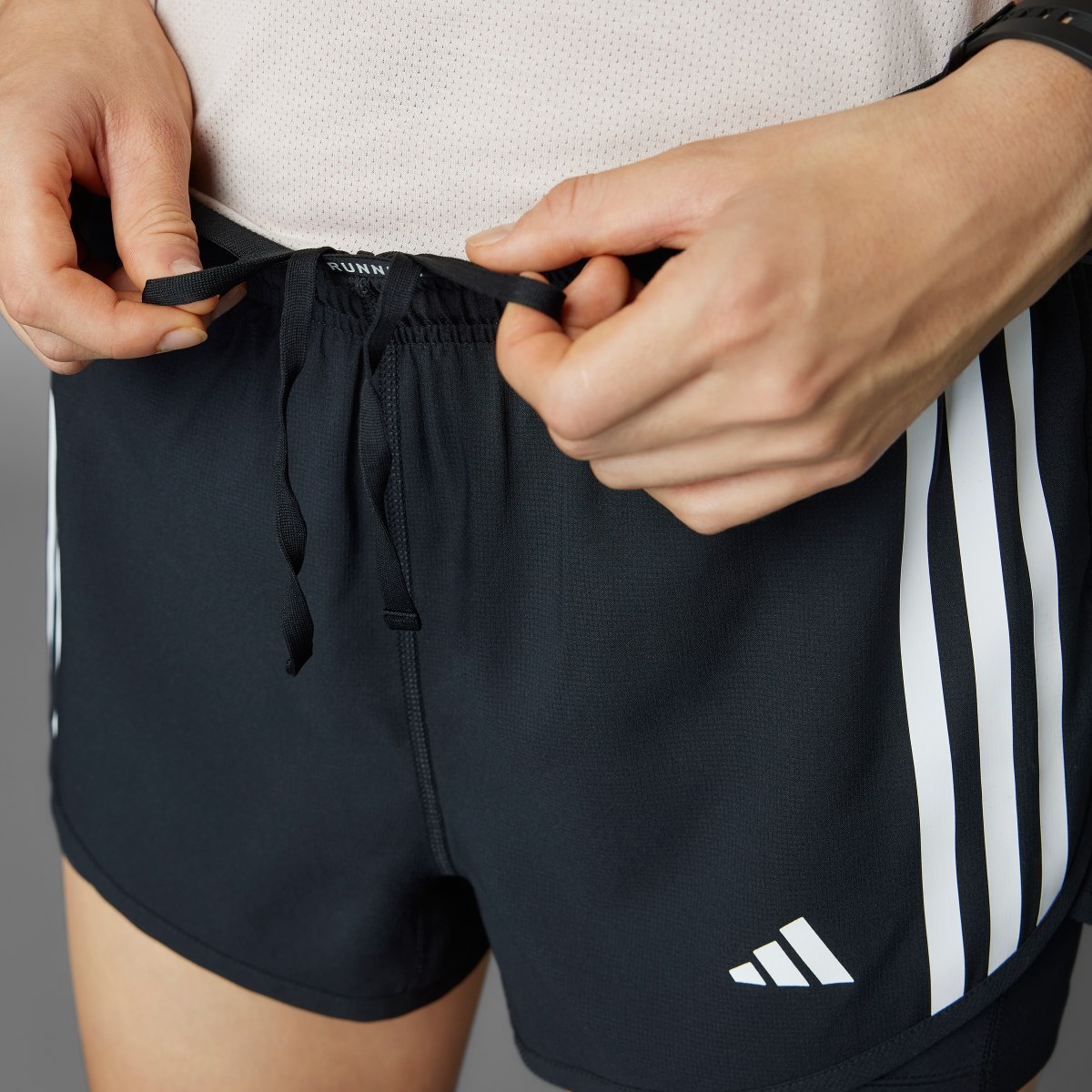 Adidas Own the Run 3-Streifen 2-in-1 Shorts. 9