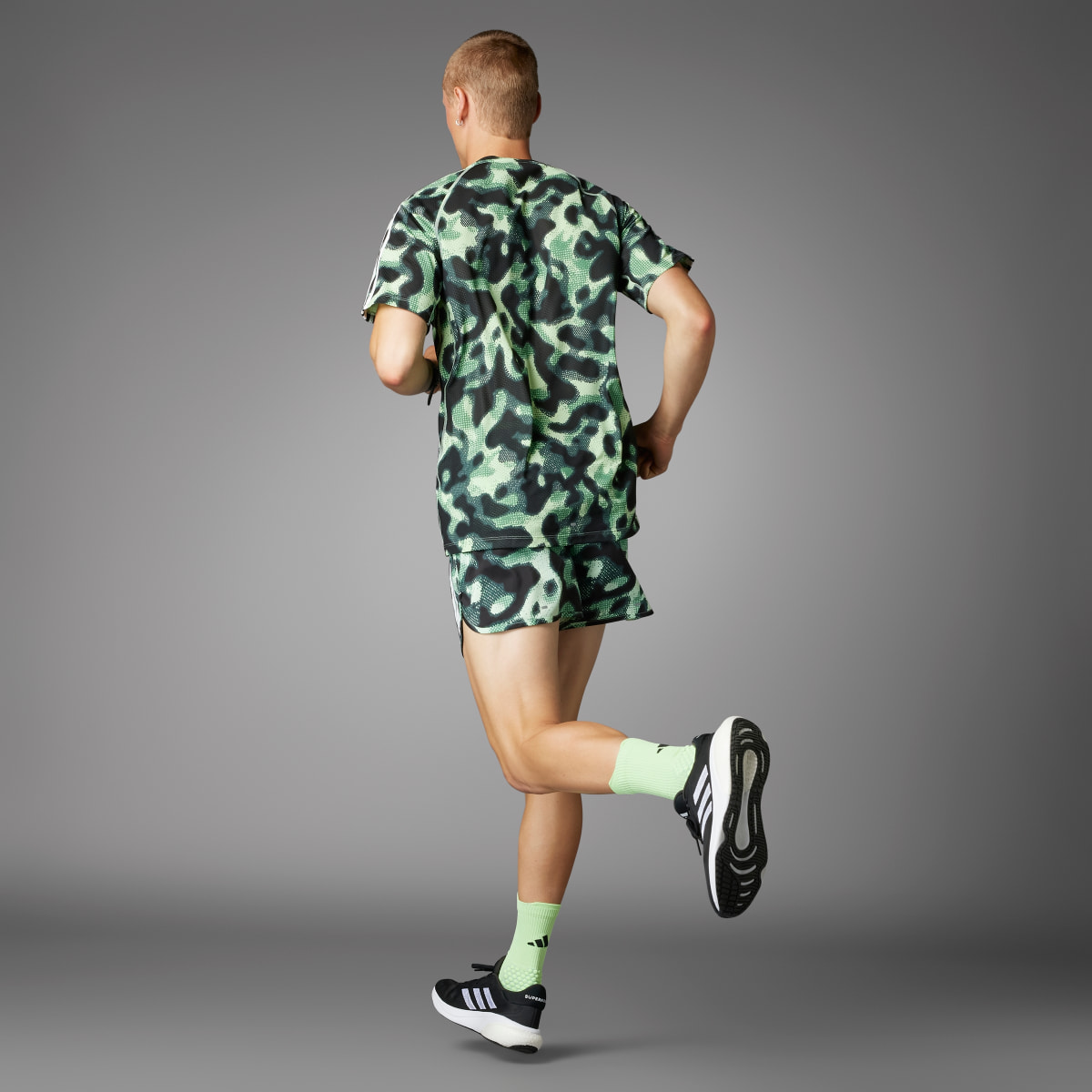 Adidas Own the Run 3-Streifen Allover Print Shorts. 4