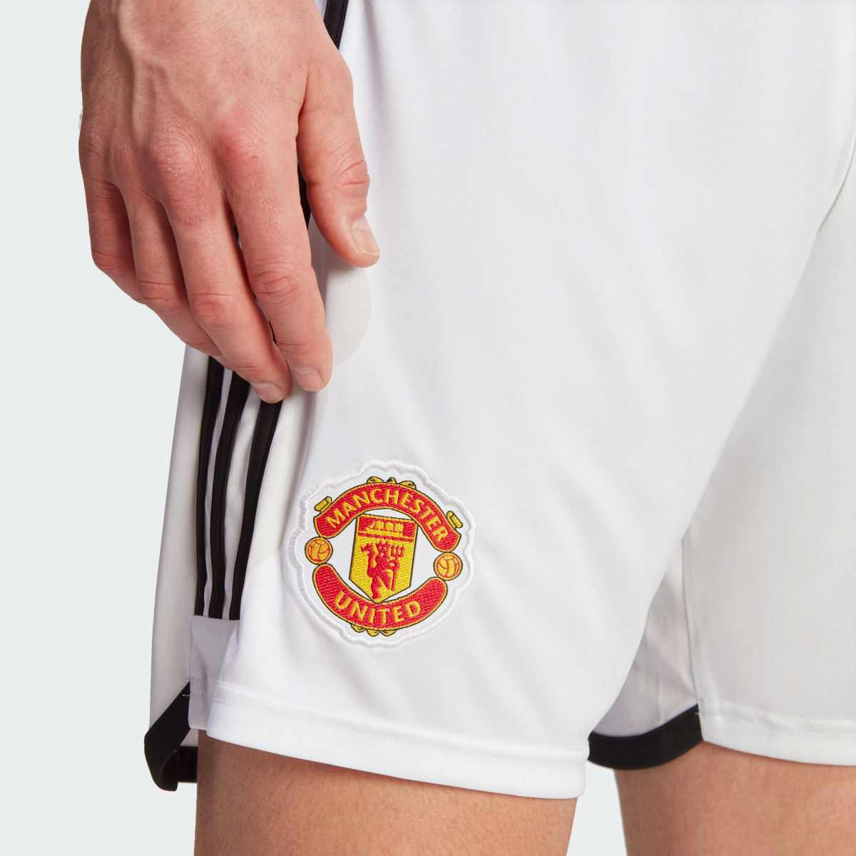 Adidas Pantalón corto primera equipación Manchester United 23/24. 6