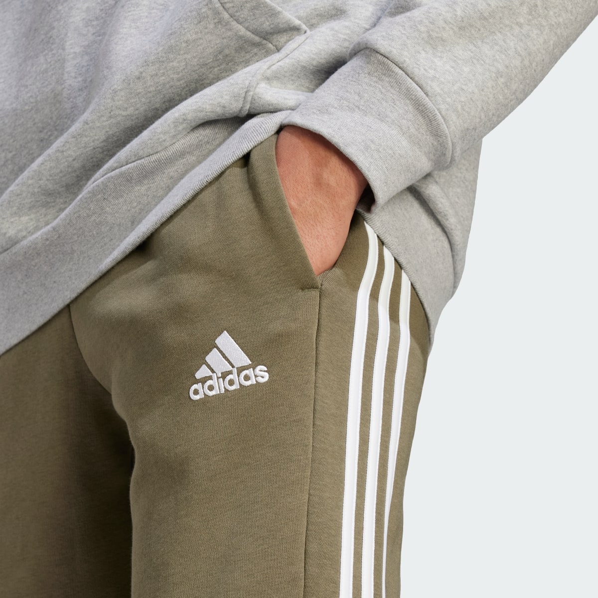 Adidas Pantaloni Essentials Fleece 3-Stripes Tapered Cuff. 5