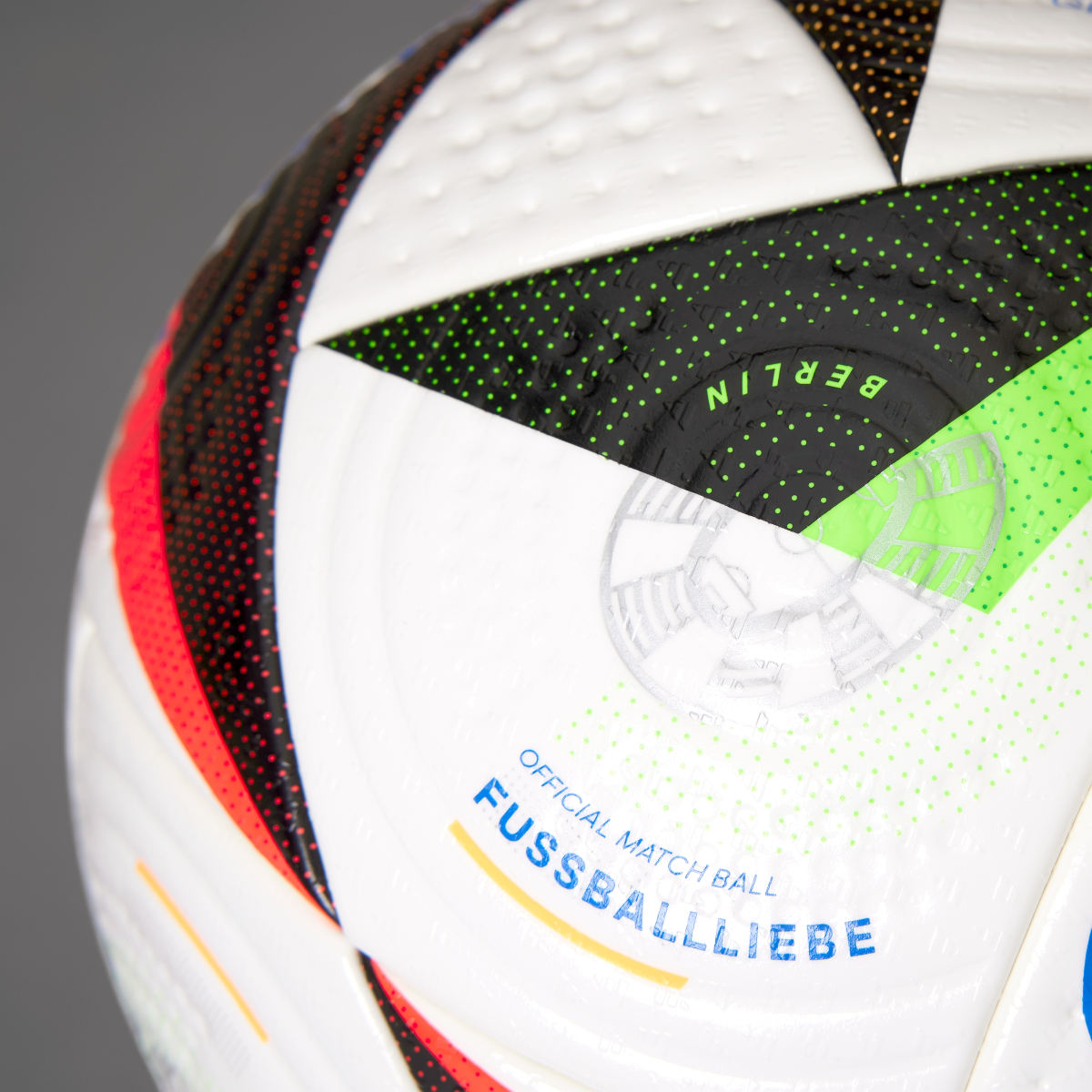 Adidas Fussballliebe Pro Ball. 5