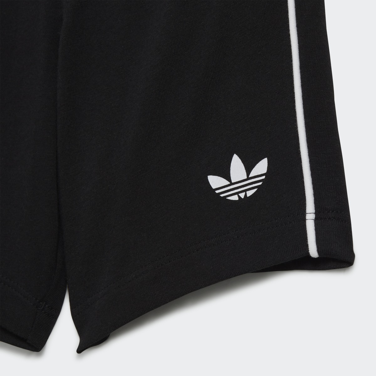 Adidas adicolor Shorts und T-Shirt Set. 8