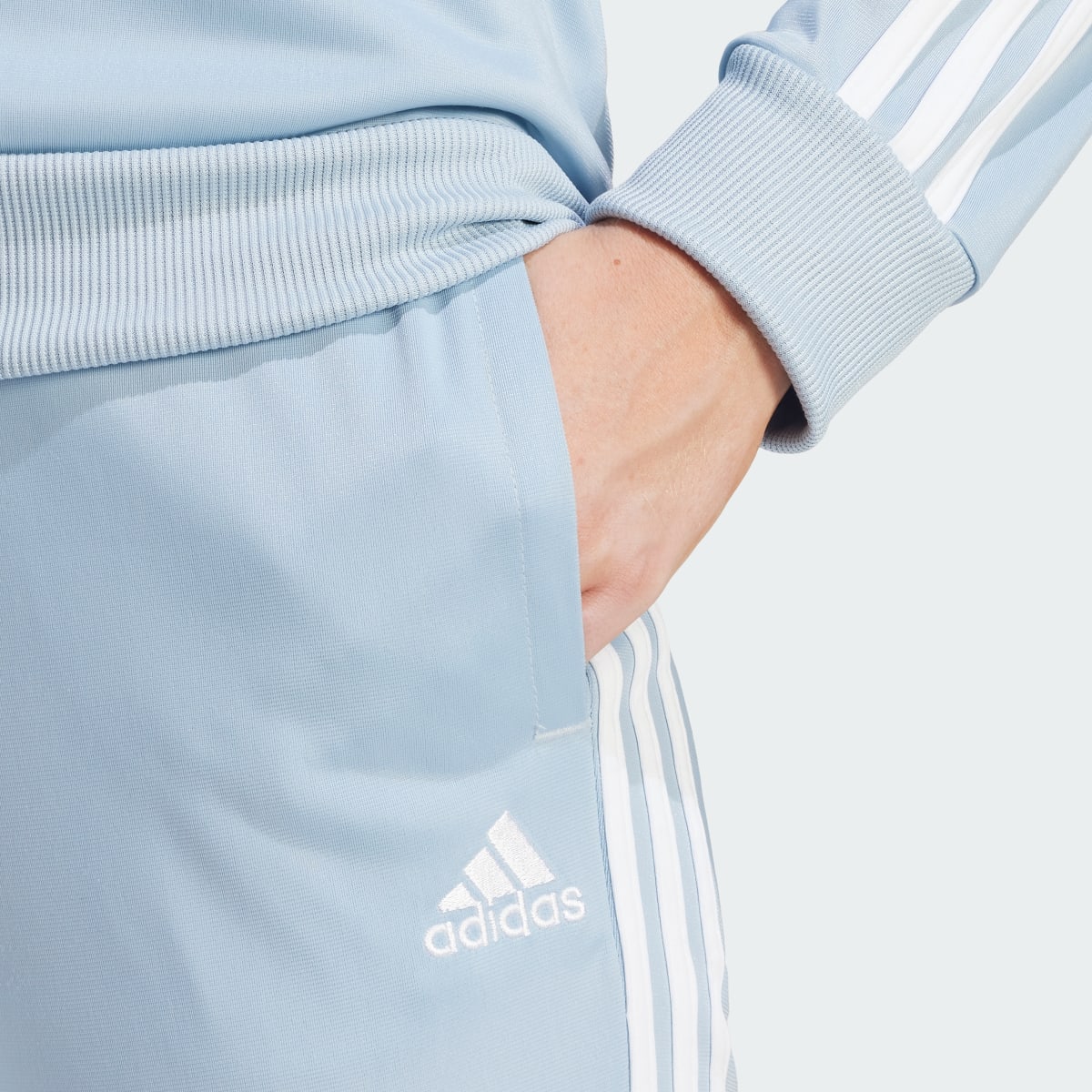 Adidas Conjunto Essentials 3 Franjas. 9