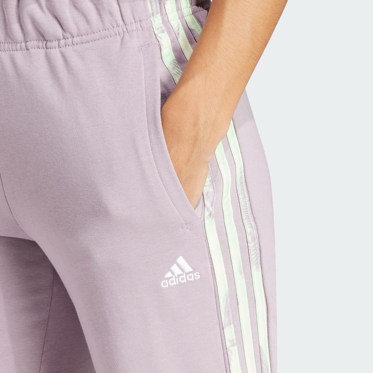 Adidas Pants de Felpa Francesa Estampado Floral 3 Franjas. 5