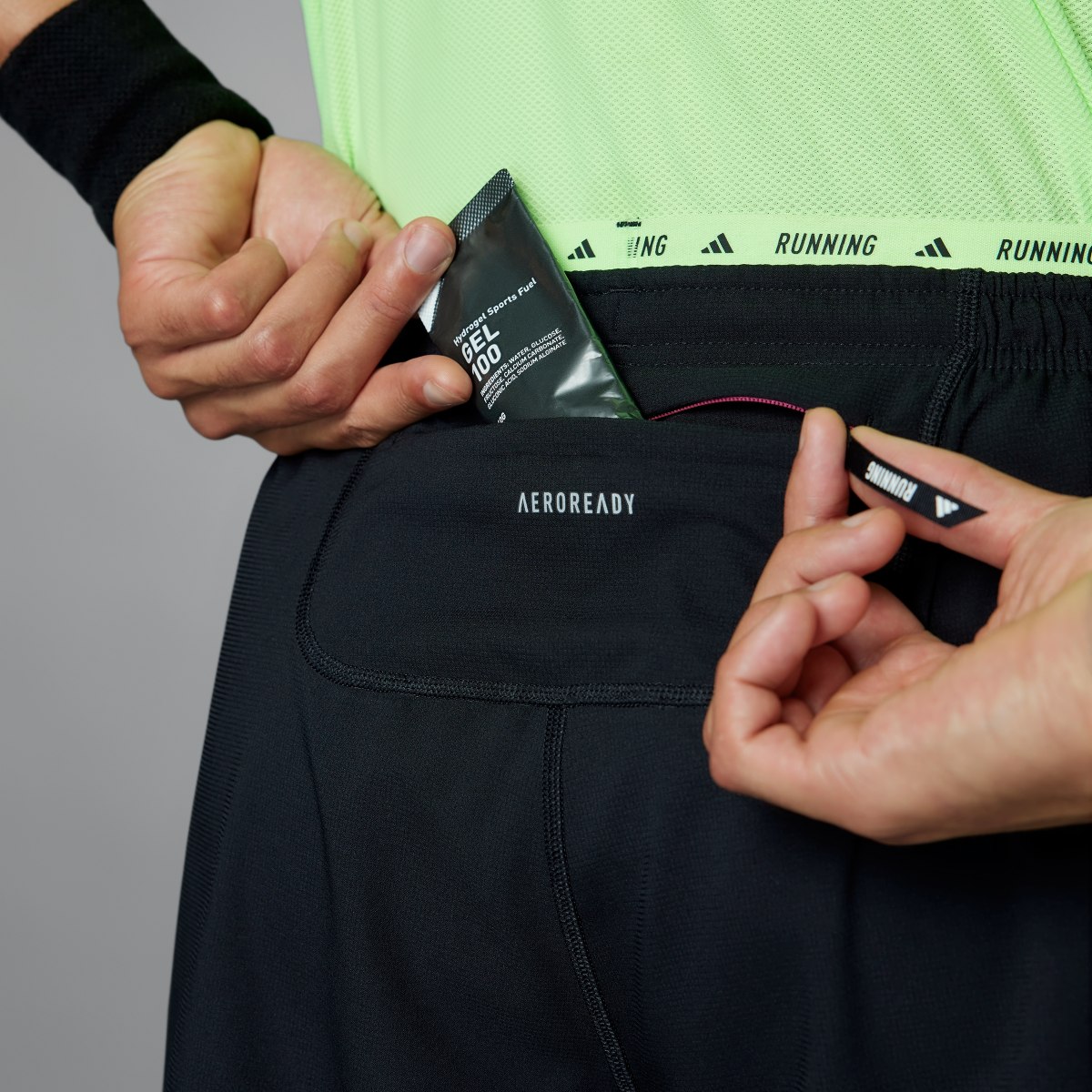 Adidas Own the Run 3-Streifen Shorts. 4