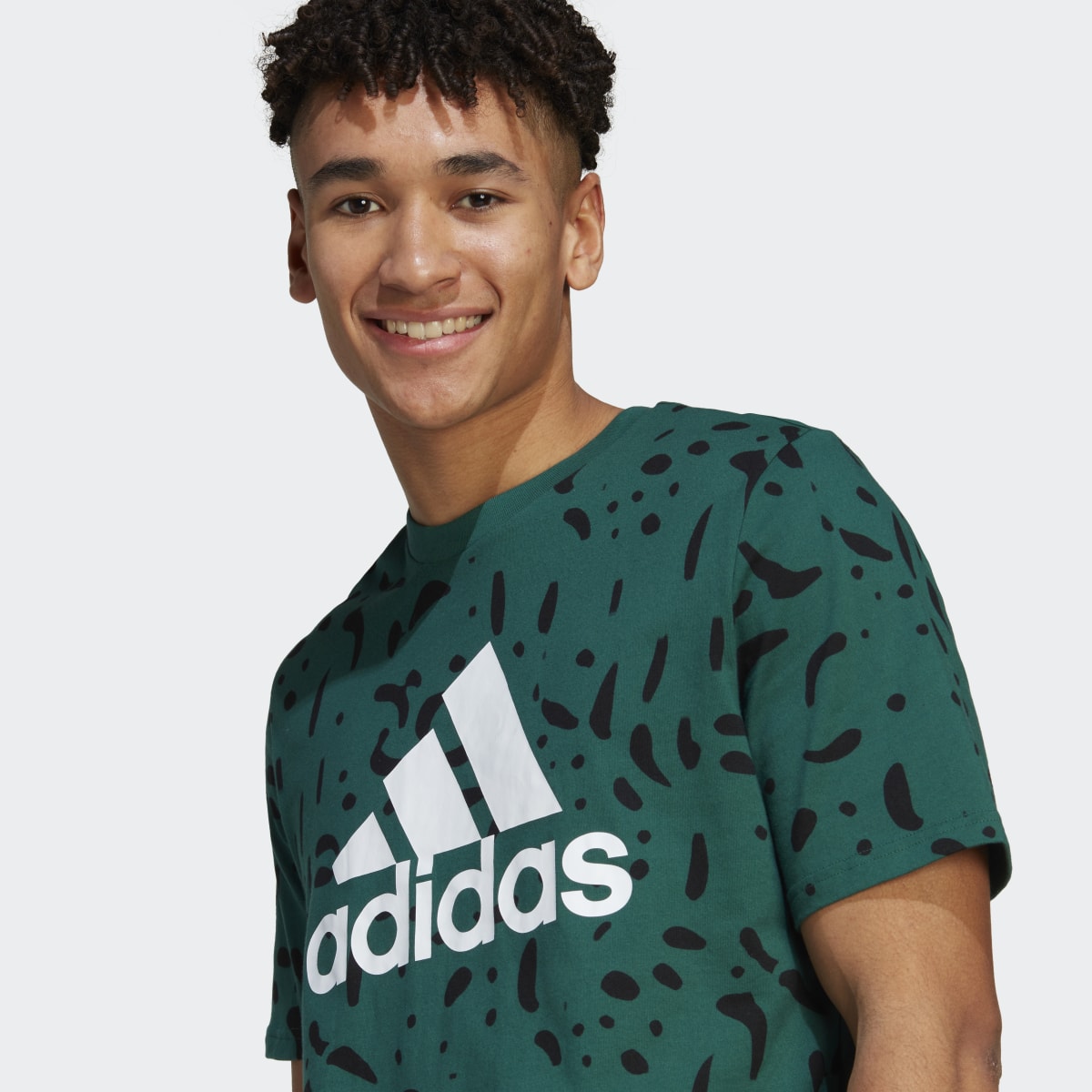 Adidas Playera Essentials Single Jersey Big Logo Allover Print. 6