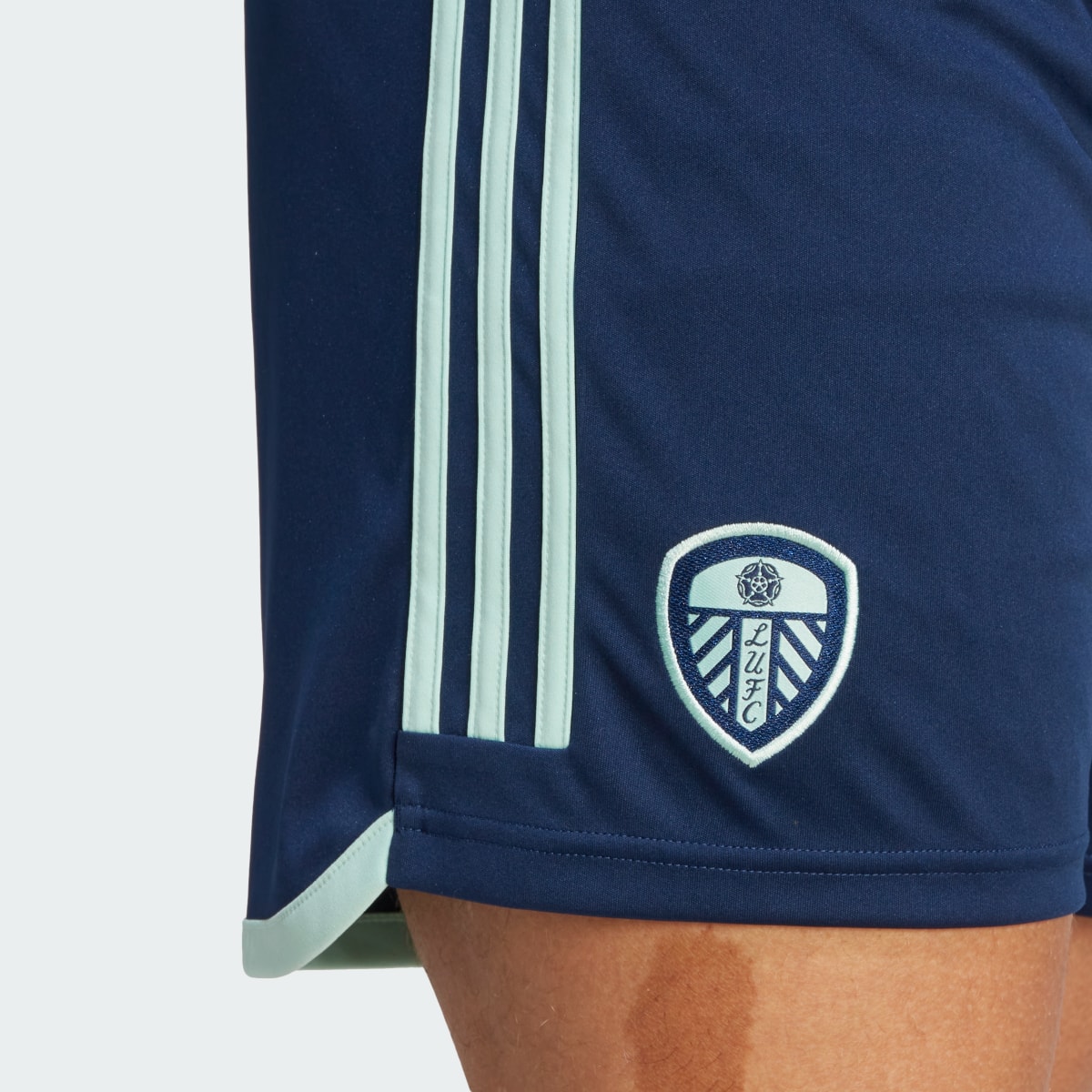 Adidas Leeds United FC 23/24 Auswärtsshorts. 6