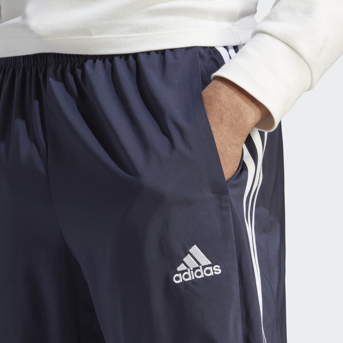 Adidas AEROREADY Essentials Tapered Cuff Woven 3-Streifen Hose. 5