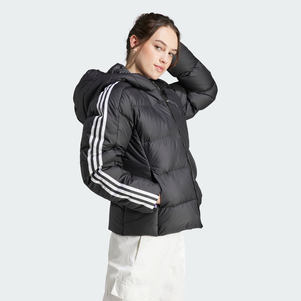 Adidas Chaqueta con capucha Essentials Mid Down 3 bandas. 4