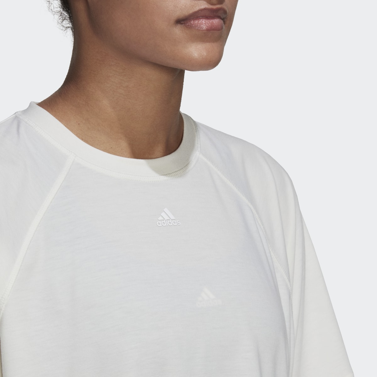 Adidas Playera AEROREADY Wrap-Back. 6